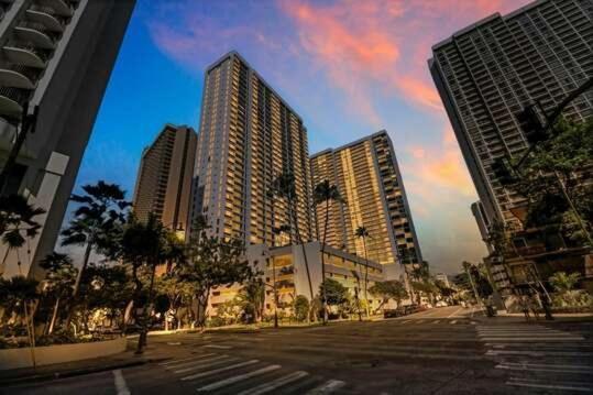 Waikiki Banyan - Views Of Diamond Head & Nearby Beaches! *