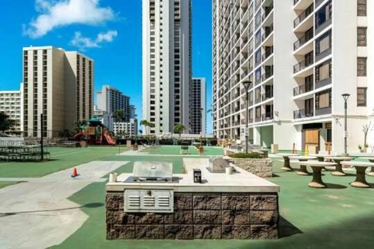 Waikiki Banyan - Views Of Diamond Head & Nearby Beaches! Apartment *